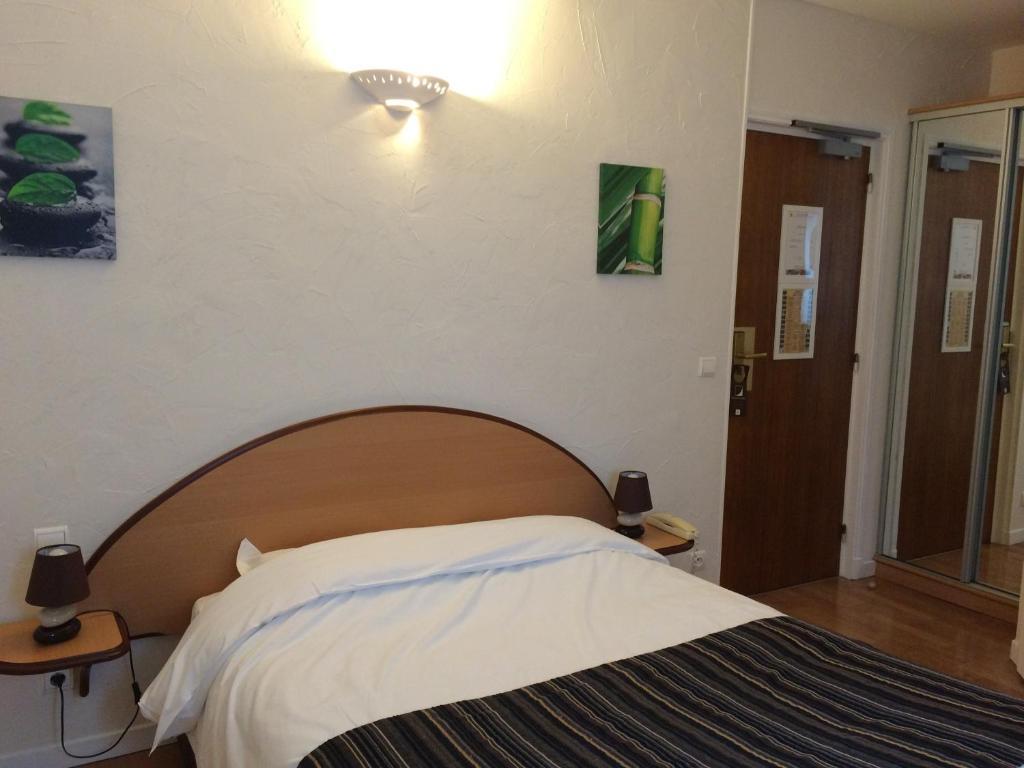 Logis - Hotel Restaurant L'Ecu De France Malesherbes Room photo